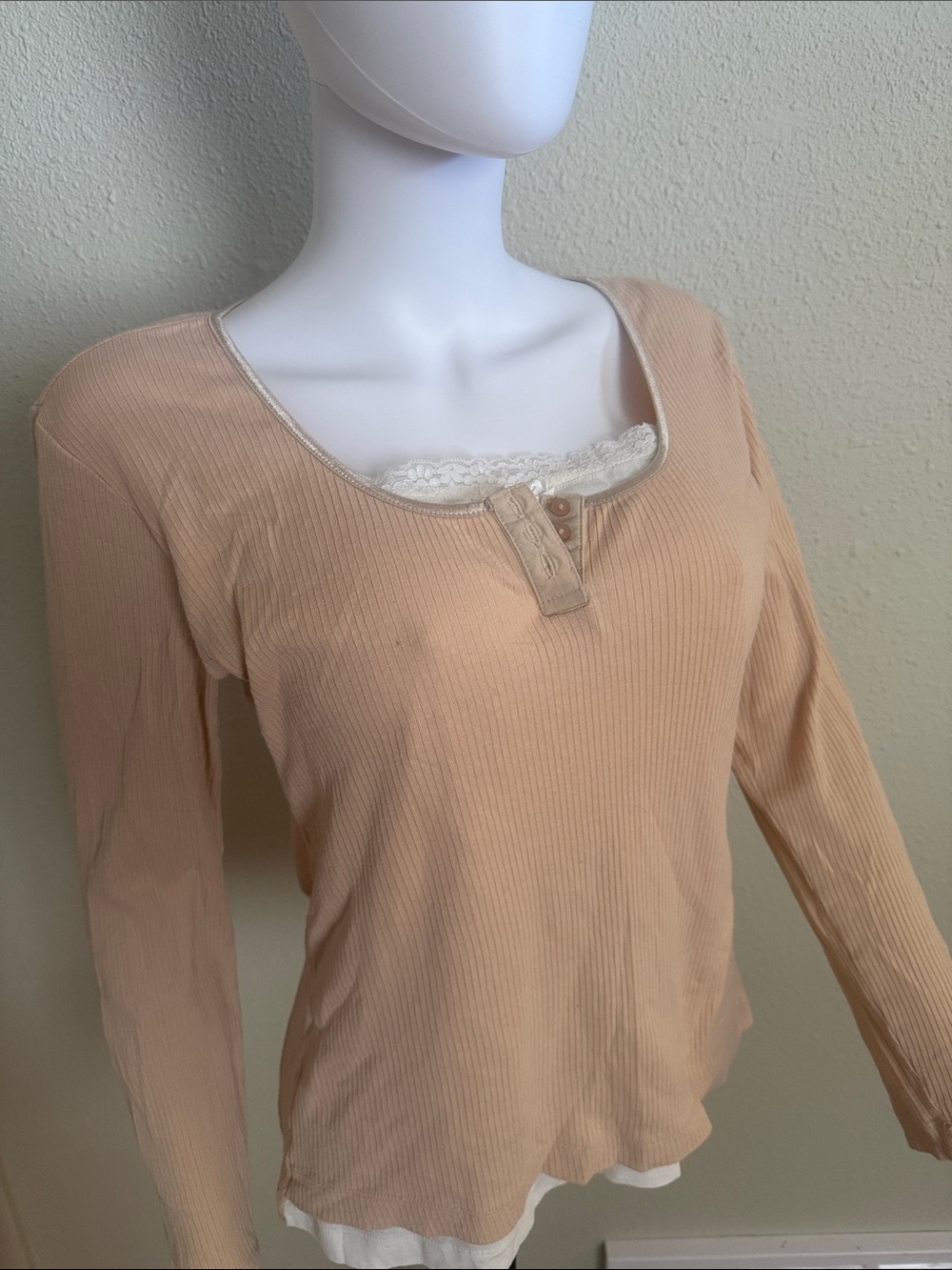 Women’s Long-Sleeve Ribbed Henley Top in Peach